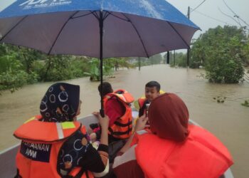 MANGSA banjir di Kampung Seri Jaya, Johor Bahru dipindahkan ke PPS dengan menaiki bot selepas kediaman mereka dinaiki air.