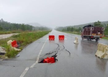 JALAN Kuantan-Segamat kini ditutup kepada semua jenis kenderaan sehingga 28 Januari nanti berikutan berlakunya kejadian jalan mendap.