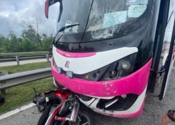 MOTOSIKAL dinaiki seorang ibu dan anak terperosok bawah bas setelah terlibat kemalangan di. Jalan Kuantan-Pekan di Kuantan, Pahang.