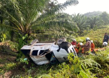 KEADAAN pacuan empat roda dipandu Abd. Rashid Mohd. Nor remuk selepas terbabas di Kilometer 73, Jalan Jerangau-Jabor, berhampiran Bukit Besi, di Dungun, pagi tadi. - UTUSAN/NIK NUR IZZATUL HAZWANI NIK ADNAN