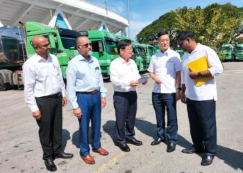 CHOW Kon Yeow (tengah) mendengar taklimat mengenai penggunaan tangki jumbo oleh PBAPP di pekarangan Stadium Bandaraya, George Town, Pulau Pinang, hari ini.