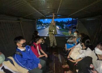 PASUKAN ATM membantu menghantar  calon SPM dan pengawas peperiksaan ke sekolah yang terjejas di Kota Tinggi akibat banjir.