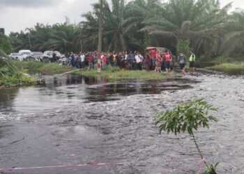 MANGSA yang dalam perjalanan pulang ke rumahnya dikhuatiri lemas ketika cuba meredah air parit yang melimpah atas jalan pada ketinggian 0.33 meter di jalan MR1 Ladang Sungai Bebar Utara di Pekan, Pahang.