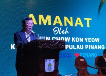 CHOW Kon Yeow ketika menyampaikan amanat kepada penjawat awam pada majlis perhimpunan tahunan anggota perkhidmatan awam bilangan 1, di George Town, Pulau Pinang, hari ini.