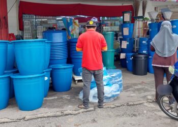 MESKIPUN gangguan bekalan air berjadual di Pulau Pinang akan bermula dalam tempoh kurang 24 jam lagi, masih ada pengguna yang cuba mendapatkan tong simpanan air serta stok air minuman pada saat-saat akhir.