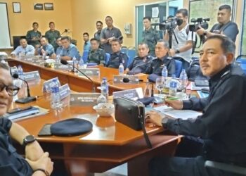 MUHAMAD Zaki Harun (kanan) selepas mempengerusikan  Mesyuarat Bersama Agensi Penguat kuasa Sempadan di bilik Gerakan Markas Taktikal (Martak) PGA Lubok Stol, Rantau Panjang, Kelantan-UTUSAN/ROHANA ISMAIL.