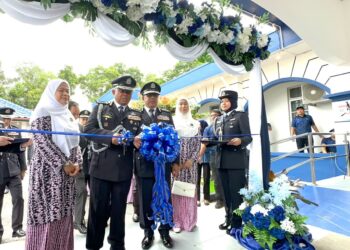 KAMARUL ZAMAN Mamat memotong riben sebagai simbolik perasmian Balai Polis Sri Gading, Batu Pahat.