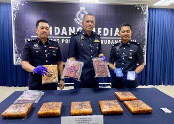 RODZI Abu Hassan (tengah) bersama pegawainya menunjukkan ketulan mampat disyaki ganja yang dirampas daripada pasangan suami isteri di Kompleks ICQS Bukit Kayu Hitam ketika sidang akhbar di IPD Kubang Pasu.