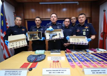 MUHAMAD Zaki Harun (tengah) menunjukkan dadah yang dirampas sepanjang Ops Tapis semasa sidang media di Ibu Pejabat Polis Kontinjen (IPK) Kelantan di Kota Bharu, Kelantan hari ini-UTUSAN/KAMARUL BISMI KAMARUZAMAN.