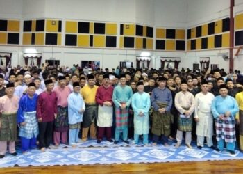 MOHD. FARED Mohd. Khalid (kanan) bergambar dengan ppelajar yang menyertai Majlis  Anakku SPM Berselawat di Kolej Vokasional Tanjung Piai, Pontian, Johor.