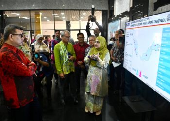 MARLINI Sahul Hamid (kanan) memberi penerangan mengenai perkembangan pendaftaran PADU rakyat Terengganu kepada
Tengku Farok Hussin Tengku Abdul Jalil (kanan) di Kuala Terengganu, hari ini. - UTUSAN/KAMALIZA KAMARUDDIN