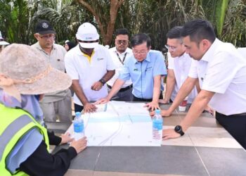 CHOW Kon Yeow (tengah) melihat pelan melibatkan pembekalan air susulan satu lagi kebocoran dikesan di saluran paip bawah air di Sungai Perai, Pulau Pinang, hari ini.