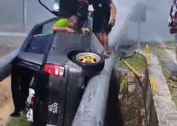SEORANG lelaki cedera apabila kereta yang dipandunya terbabas dan melanggar paip air PBAPP di Jalan Pajak Song, Kepala Batas, Pulau Pinang tengah hari tadi. - Pix: MEDIA SOSIAL