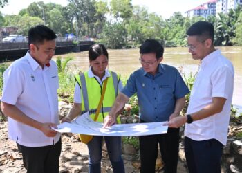 CHOW Kon Yeow (dua dari kanan) melihat pelan pembaikan kebocoran paip di Sungai Perai, Seberang Perai, Pulau Pinang, hari ini.