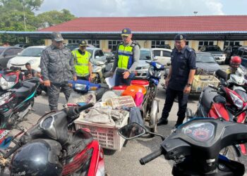 ZULKARNAIN Yasin (dua dari kanan) memeriksa sebahagian motosikal yang disita dalam Ops Pewa di Ibu Pejabat JPJ Terengganu, Kuala Terengganu, hari ini. - UTUSAN/TENGKU DANISH BAHRI TENGKU YUSOFF