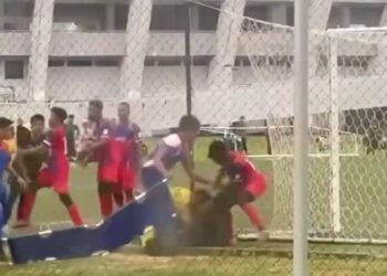 TANGKAP layar daripada video menunjukkan pergaduhan melibatkan pemain dua pasukan dalam perlawanan bola sepak di Kompleks Sukan Gong Badak, Kuala Nerus, petang semalam. - MEDIA SOSIAL