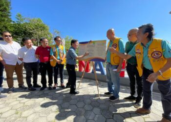 CHOW Kon Yeow menandatangani plak perasmian Love Penang Hill di Air Itam, Pulau Pinang, hari ini. - Pix: SITI NUR MAS ERAH AMRAN