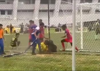 TANGKAP layar daripada video menunjukkan pergaduhan melibatkan pemain dua pasukan dalam perlawanan bola sepak di Kompleks Sukan Gong Badak, Kuala Nerus, petang semalam. - MEDIA SOSIAL
