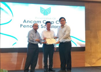 CHOW Kon Yeow (tengah) ketika menghadiri majlis penyerahan biasiswa daripada Ancom Crop Care. Sdn. Bhd. kepada para pelajar universiti yang terpilih di George Town, Pulau Pinang, hari ini.