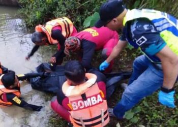 ANGGOTA bomba dan polis mengangkat mayat seorang lelaki yang ditemukan terapung di sebuah tali air di Kampung Tetambah dekat Manir, Kuala Terengganu, petang tadi. - UTUSAN/TENGKU DANISH BAHRI TENGKU YUSOFF