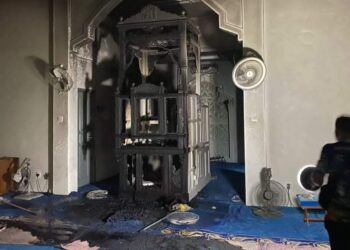 KEADAAN masjid di Kampung Parit Simis di Sri Medan Batu Pahat yang terbakar malam semalam.
