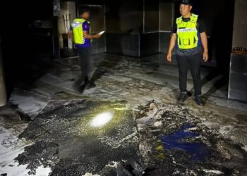 KEADAAN Surau Ar Nur Parit Bangas, Sri Medan, Batu Pahat yang terbakar kira-kira pukul 10 malam tadi.