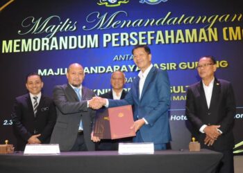 ASMAN SHAH Abd. Rahman (tengah) menyaksikan pertukaran dokumen antara MoU antara MBPG dan PIS berkaitan Pembangunan Pelan Tindakan Pelancongan Pasir Gudang di Hotel Opero Johor Bahru.