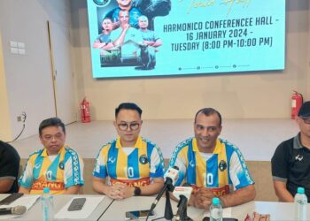 MERZAGUA Abderrazak (dua dari kanan) bersama Daniel Gooi (tengah) serta barisan kepimpinan lain ketika sidang akhbar sempena sesi Town Hall Penang FC bersama penyokong dan peminat di Harmonico Conference Hall, George Town, Pulau Pinang, malam tadi.