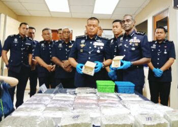 KAMARUL ZAMAN Mamat (tengah) menunjukkan peluru hidup dan dadah yang dirampas selepas sidang media di IPK Johor, Johor Bahru.