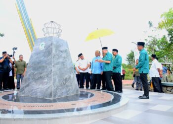 AL-SULTAN Abdullah Ri`ayatuddin Al-Mustafa Billah Shah berkenan meninjau monumen ikonik Temerloh Titik Tengah Semenanjung (TTTS) di Kampung Paya Siput, Lanchang di Temerloh, Pahang. - FOTO/SHAIKH AHMAD RAZIF