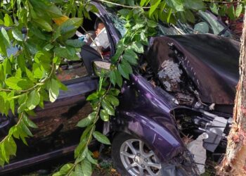 KEADAAN kemalangan membabitkan sebuah kereta jenis Perodua Myvi yang terbabas dan melanggar sebatang pokok menyebabkan pemandunya cedera di Kepala Batas, Pulau Pinang, pagi tadi. - Pic: IHSAM BOMBA