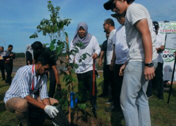 SAPIAH Haron (tengah) melihat kakitangan MPHTJ menanam pokok Hopea Odorata pada Program Pembudayaan Landskap Veritas 100 Trees di Reforestation & Riparian Sungai Putat, Melaka. - UTUSAN/AMRAN MULUP