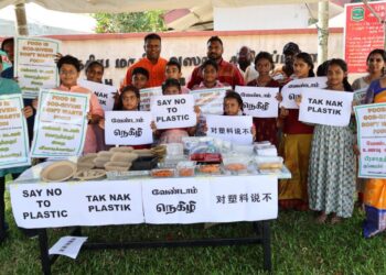N.V SUBBAROW (kiri) ketika menjalankan kempen mengurangkan penggunaan plastik dan mengelak pembaziran makanan sepanjang Thaipusam, di Jalan Kebun Bunga, George Town, Pulau Pinang, hari ini.