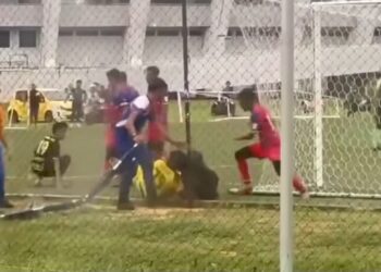 TANGKAP layar daripada video menunjukkan pergaduhan melibatkan pemain dua pasukan dalam perlawanan bola sepak di Kompleks Sukan Gong Badak, Kuala Nerus, baru-baru ini. - MEDIA SOSIAL