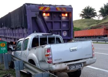 SEBUAH kenderaan pacuan empat roda melanggar belakang sebuah treler dan menyebabkan pemandunya meninggal dunia ketika menerima rawatan di Hospital Temerloh. - FOTO IHSAN PDRM