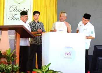 AL-SULTAN Abdullah Ri’ayatuddin Al-Mustafa Billah Shah (dua dari kanan) berkenan merasmikan Program SMART Sawah Berskala Besar (SMART SBB) Ala Sekinchan, Pekan di Kumpulan Pengguna Air (KPA) Permatang Durian, skim Merchong di Pekan, Pahang. - UTUSAN/SHAIKH AHMAD RAZIF