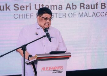 AB. RAUF Yusoh berucap pada Majlis Perasmian Bangunan Baharu Audemars Microtec (Malaysia) Sdn. Bhd. di Perindustrian Angkasa Nuri, Durian Tunggal, Melaka.