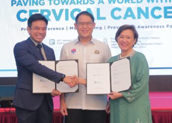 LING Tian Soon (tengah) menyaksikan pertukaran dokumen antara Ketua Pegawai Eksekutif Hospital Gleneagles Medini, Dr. Kamal Amzan dan Pengerusi Yayasan Rose, Prof. Datuk Dr. Adeeba Kamarulzaman sempena Bulan Kesedaran Kanser Serviks di Iskandar Puteri, Johor Bahru
