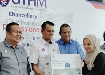 MOHD. FARED Mohd. Khalid (dua dari kiri) menyerahkan bantuan mesin pencetak sumbangan PIJ kepada penuntut Universiti Tun Hussein Onn Malaysia (UTHM) di Perpustakaan Tunku Tun Aminah UTHM, Batu Pahat.