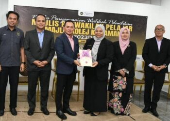 NAIB Canselor UniSZA, Prof. Datuk Dr. Fadzli Adam  (empat, kanan) menyampaikan watikah pelantikan sebagai Presiden MPP UniSZA kepada Nur Hasya Harun (tiga, kanan) di Kuala Nerus, semalam.