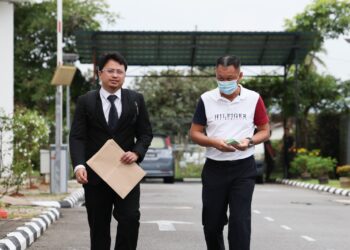 LEE Boon Han (kanan) keluar dari Mahkamah Sesyen Besut di Besut, hari ini. - UTUSAN/PUQTRA HAIRRY ROSLI