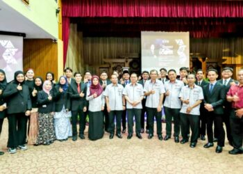 AHMAD FAUZI Ismail (tengah) bergambar bersama-sama kakitangan UTM serta Majlis Perwakilan Pelajar selepas Majlis Amanat Naib Canselor Tahun 2024 di Dewan Sultan Iskandar, UTM, Johor Bahru.