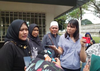 NORISHAM Samsusah (kiri) bersama ahli keluarga yang lain ditemui ketika hadir menuntut rangka mayat milik Bella di Jabatan Perubatan Forensik HSI, Johor Bahru, semalam.