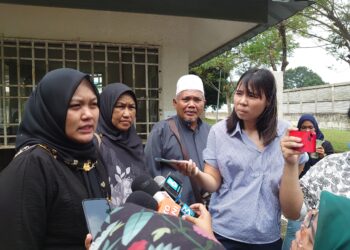 NORISHAM Samsusah (kiri) bersama ahli keluarga yang lain ditemui ketika hadir menuntut rangka mayat milik Bella di Jabatan Perubatan Forensik HSI, Johor Bahru, semalam.