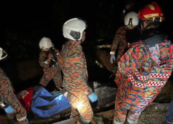 PASUKAN penyelamat melakukan operasi menyelamat kejadian tanah runtuh di Batu 59 Kampung Raja di Cameron Highlands, Pahang.