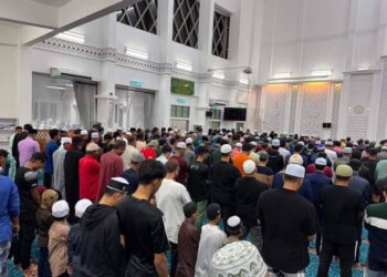 SEBAHAGIAN daripada jemaah termasuk ahli kelab RXZ Terengganu yang menunaikan solat Subuh berjemaah di Masjid Seberang Takir, Kuala Nerus, hari ini.