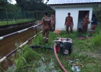 KERJA-kerja mengepam air kolam dilakukan oleh pihak bomba dan dibantu anggota tentera di kolam latihan kereta kebal dekat Kem Batu 5, Jalan Karak-Temerloh di Temerloh, Pahang. - IHSAN JBPM PAHANG