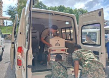 SHAHRIL Naim Isa membantu memasukkan keranda arwah anaknya ke dalam van jenazah di pekarangan Unit Forensik Hospital Sultan Haji Ahmad Shah (Hoshas) di Temerloh, Pahang. - FOTO/SALEHUDIN MAT RASAD