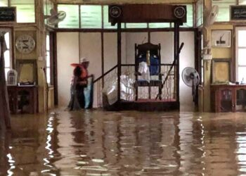 KEADAAN Masjid Kampung Raja, Hulu Dungun yang dinaiki air dalam kejadian banjir di Dungun, semalam.