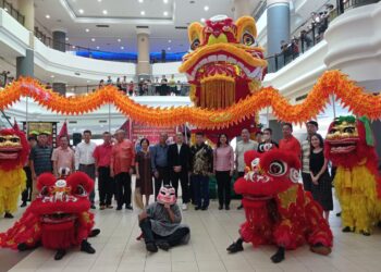 SINGA gergasi terbesar di pusat membeli belah Berjaya Megamall di Kuantan, Pahang bakal menjadi daya tarikan baharu pengunjung sempena sambutan Tahun Baru Cina, 10 Februari ini. - FOTO/NORHAFIZAN ZULKIFLI